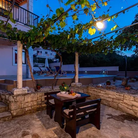 Four-bedroom In Kneze בית נופש