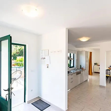 Four-bedroom In Kneze בית נופש